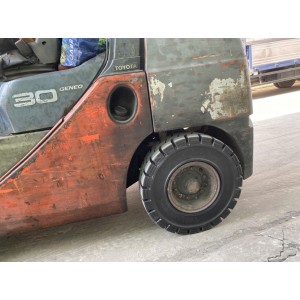 Thay lốp đặc xe nâng Delltapro 650-10 cho xe nâng 3 tấn Toyota 52-8FD30 máy 2Z tại nhà máy bao bì giấy in ấn tại Ân Thi Hưng Yên
